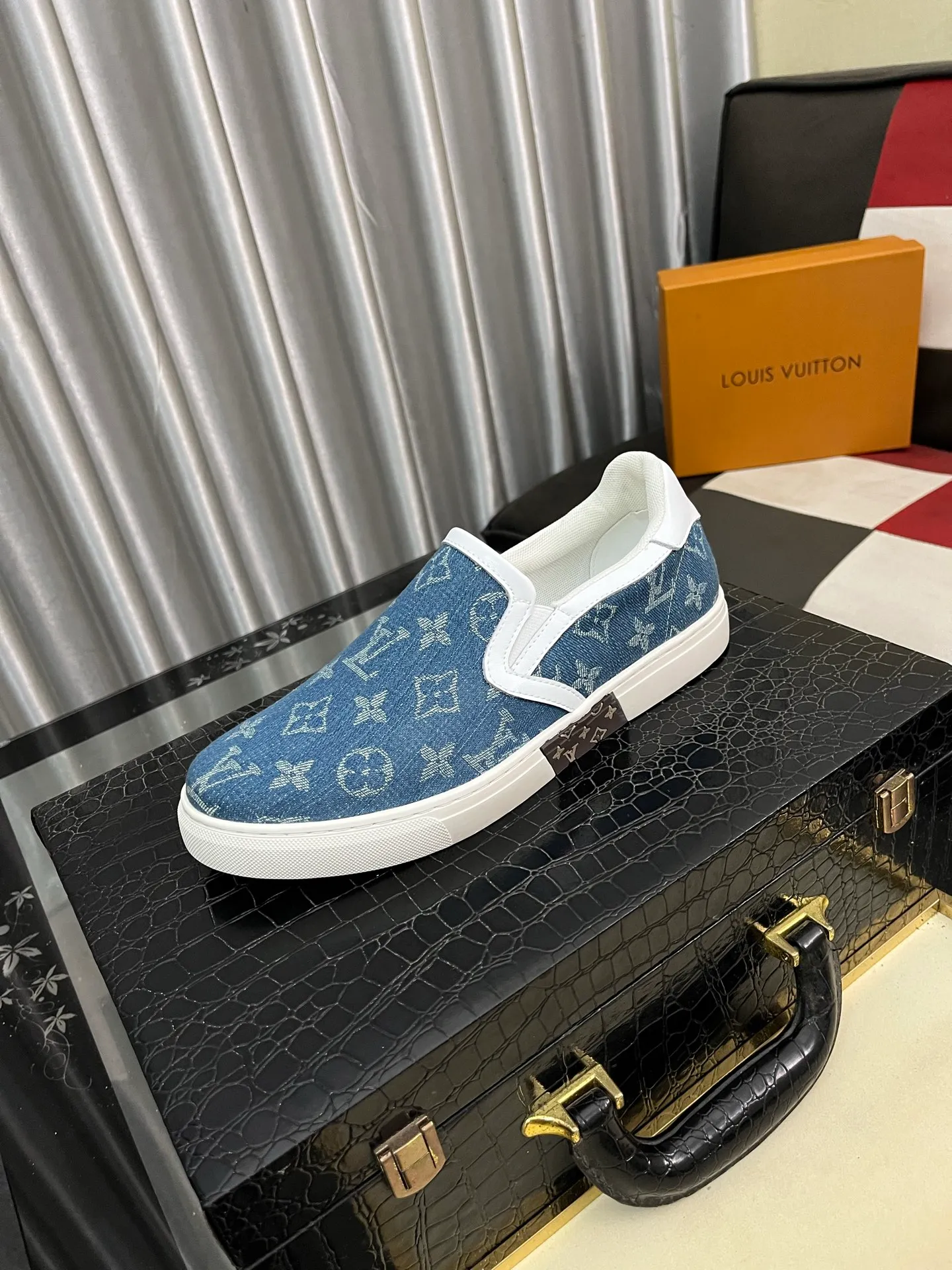 Men's shoes 💰400⌚️⌚️LV's new men's high-end casual sports shoes, using imported first-layer cowhide silk screen printing brand lougou, original ultra-light tpu outsole, wear-resistant and comfortable, Monogram lougou embellished rubber outsole, breathable mesh lining, versatile classic style! Size: 38-442️⃣Colors available
